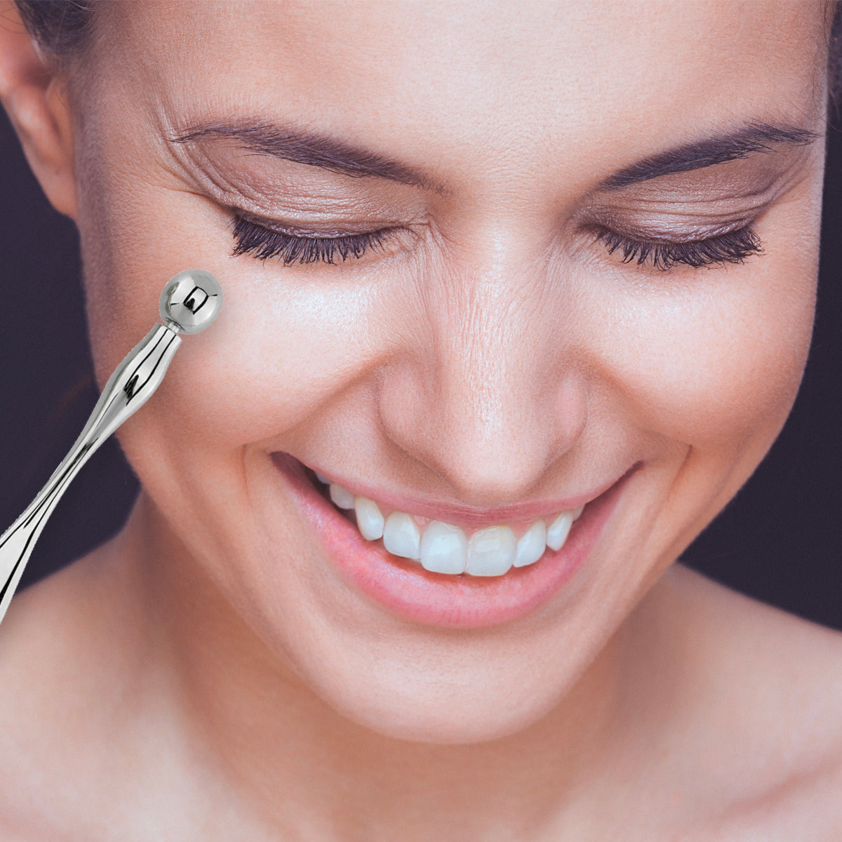 Espátula cosmética equipada con bola para masaje facial y contorno de ojos